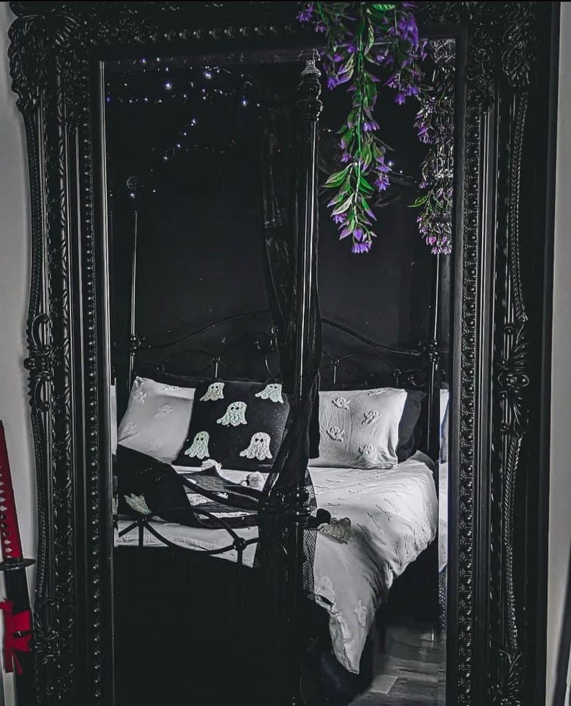 Mysterious_Halloween-Inspired_Canopy_Bed_