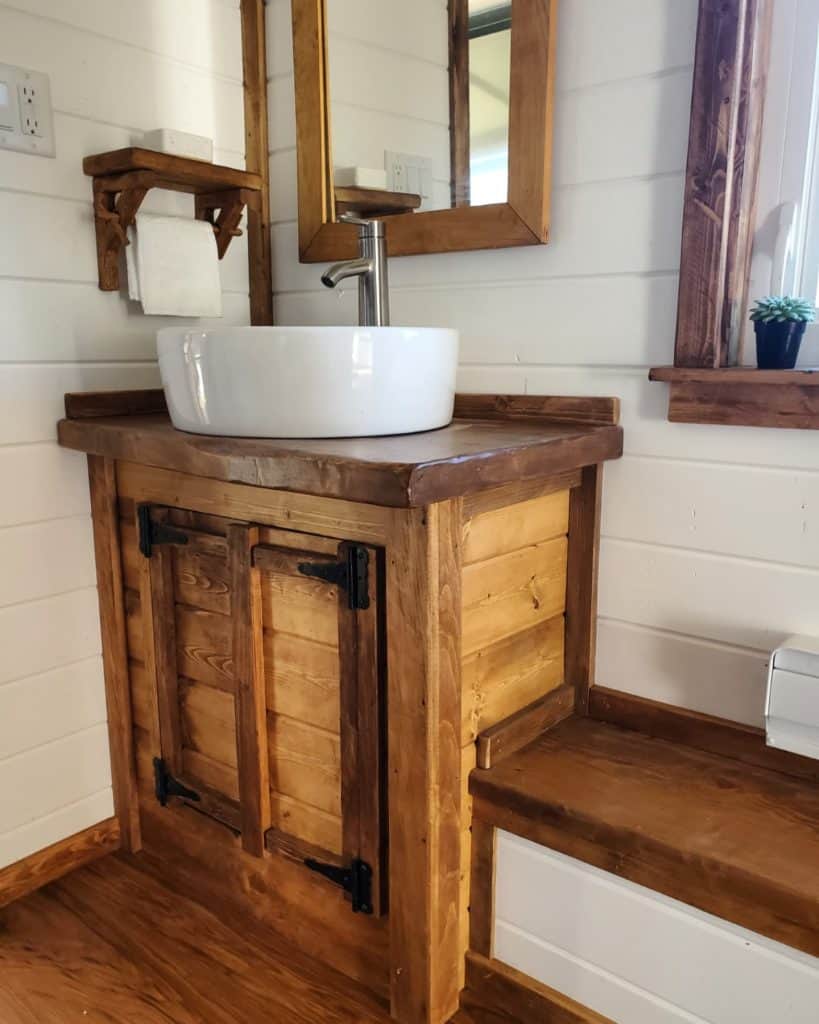 Rustic_Bathroom_with_Wooden_Toilet_Paper_1