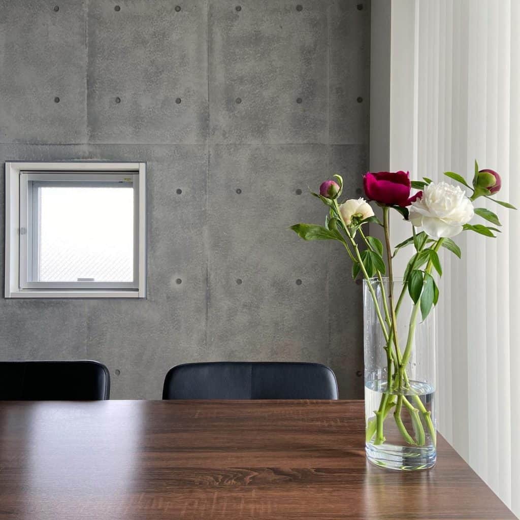 Simple_and_Elegant_Decor_with_a_Burst_of_2