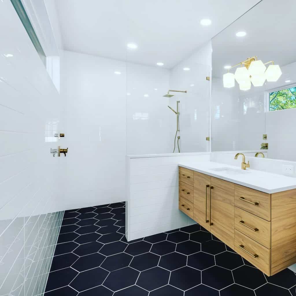 Sleek_Black_and_White_Hexagon_Tiled_Bath_2