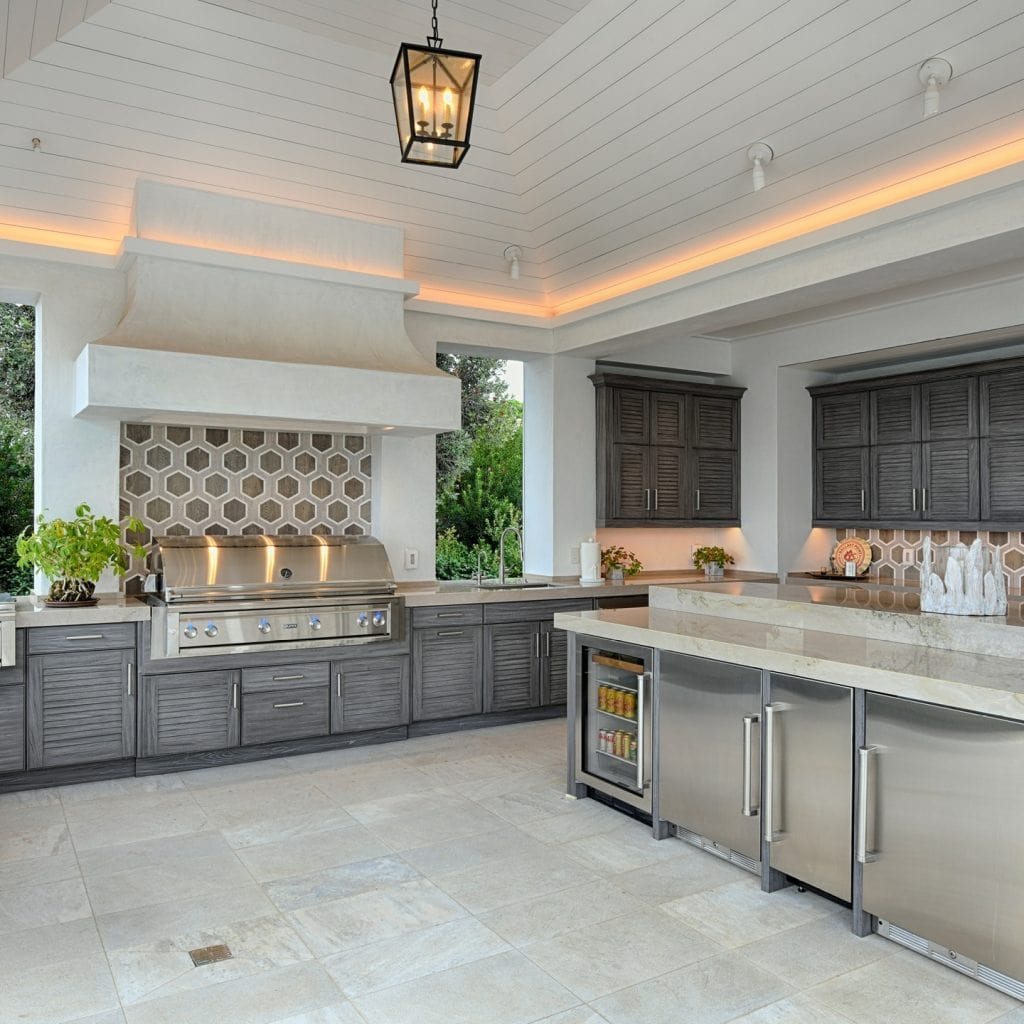 Spacious_Outdoor_Kitchen_with_Stylish_Ce_4