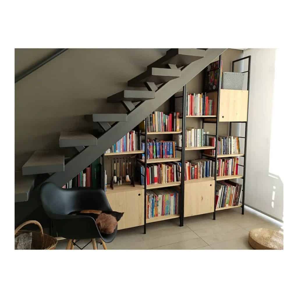 Staircase_Featuring_Integrated_Bookshelv_1