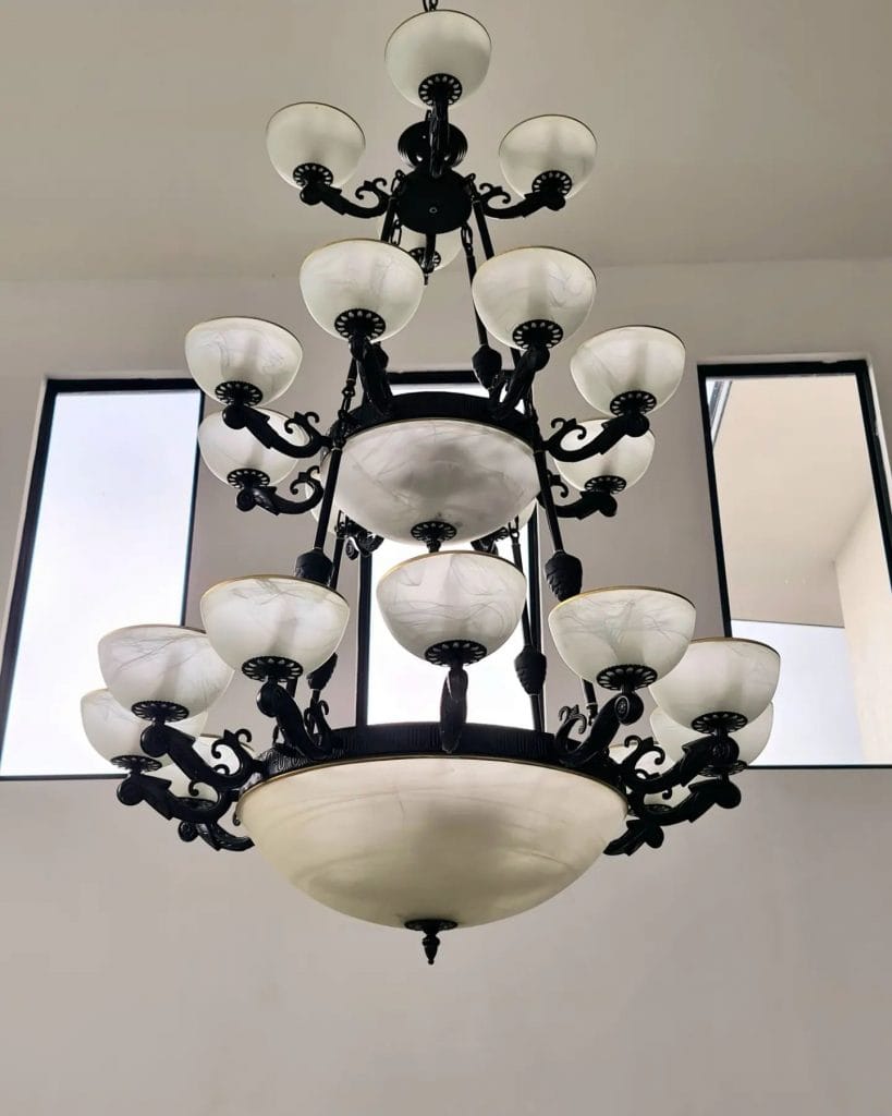 Striking_Black_and_White_Chandelier_with_