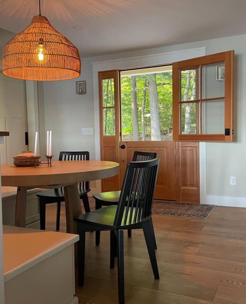 Stunning_Dining_Room_with_a_Striking_Ora