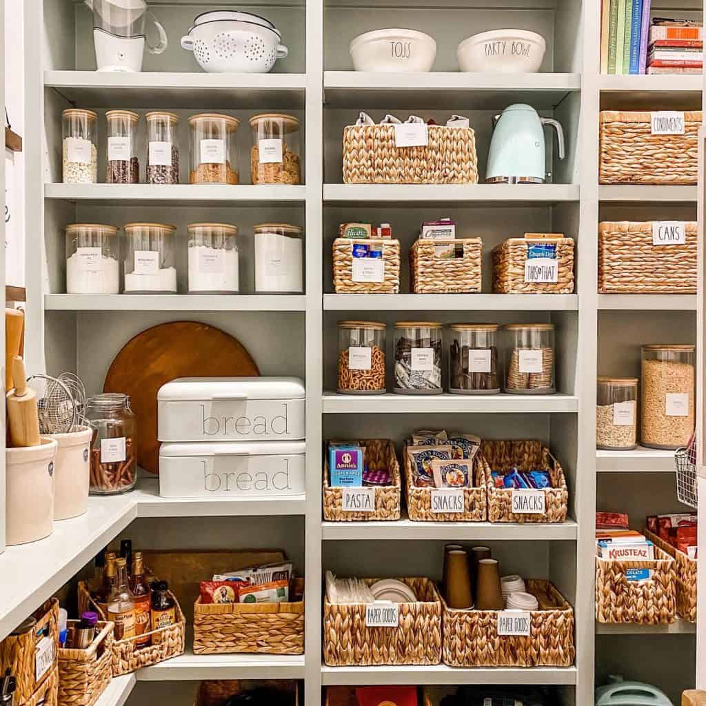 Stylish_Pantry_Storage_Ideas_with_Wicker_