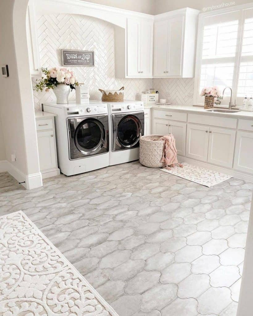 Stylish_and_Modern_Laundry_Room_with_Whi_