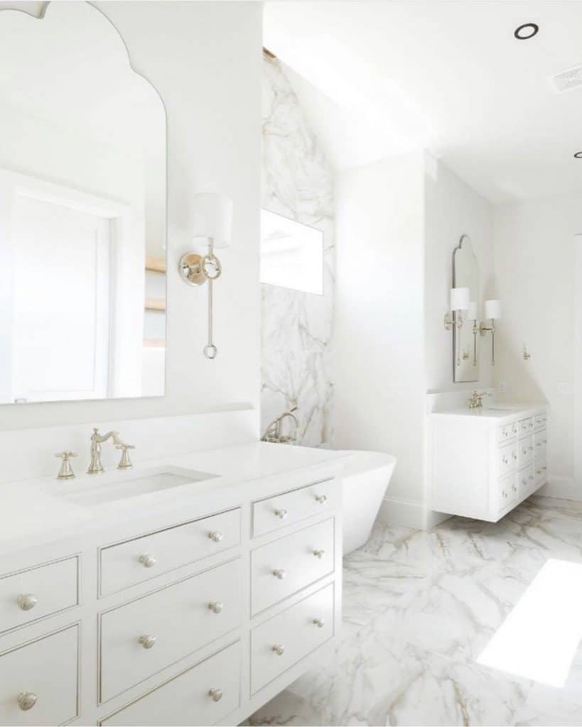 Timeless_Classic_Bathroom_with_Marble_Ac_1