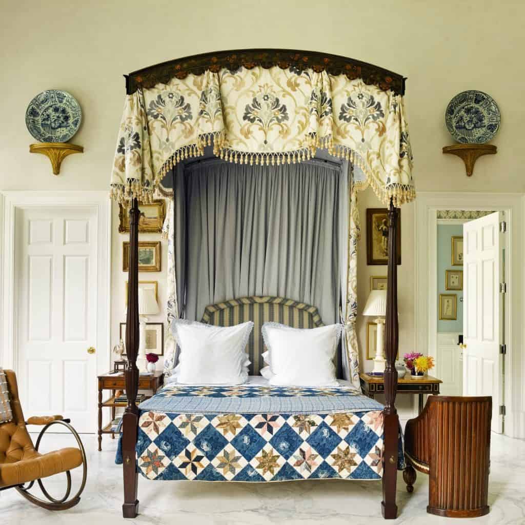 Traditional_Four_Poster_Bed_with_Blue_an_3