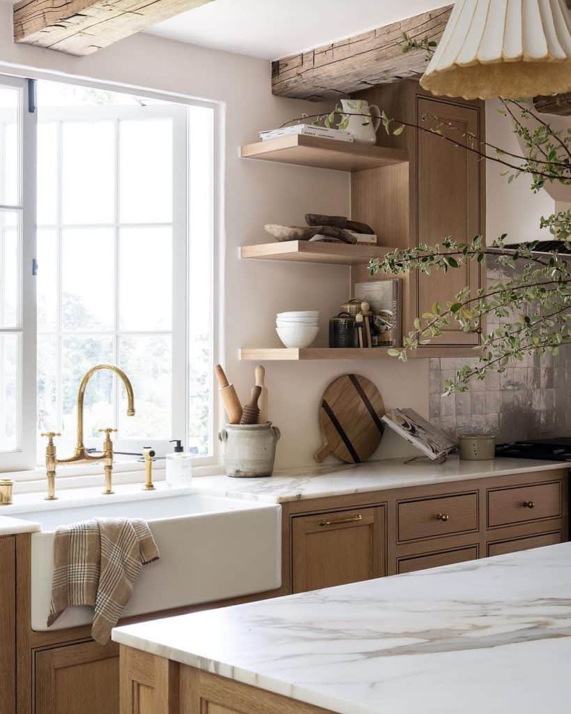 Warm_and_Inviting_French_Country_Kitchen_4