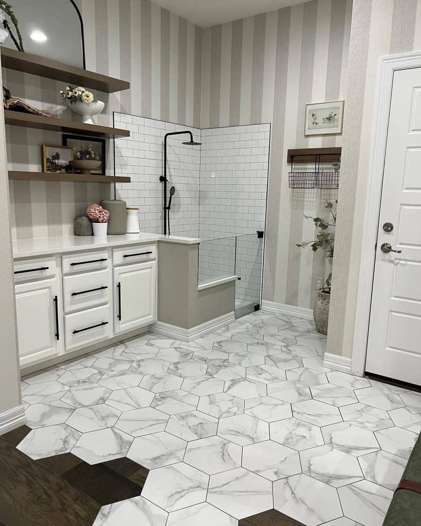 bathrooms_with_hexagon_tile_floors_2