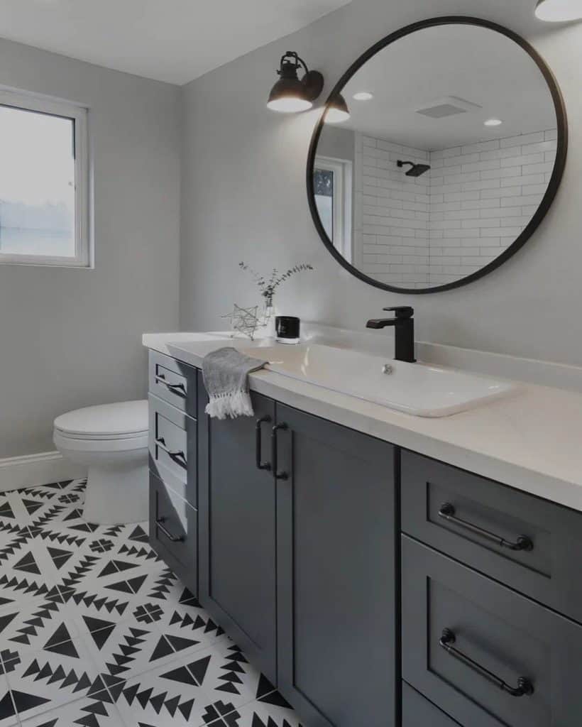 black_and_white_floor_tiles_bathroom_