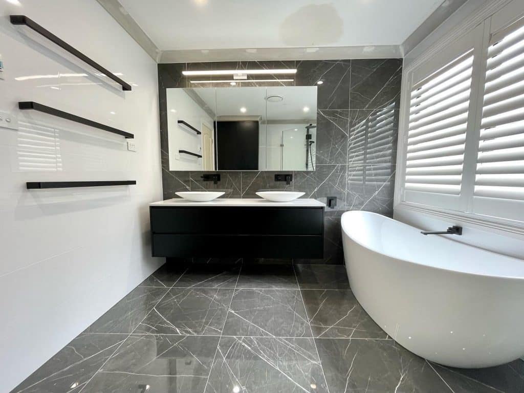 black_and_white_floor_tiles_bathroom_