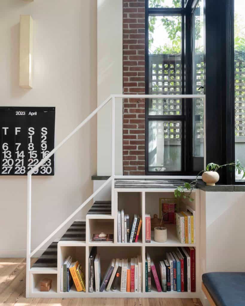 bookshelf_on_stairway_1