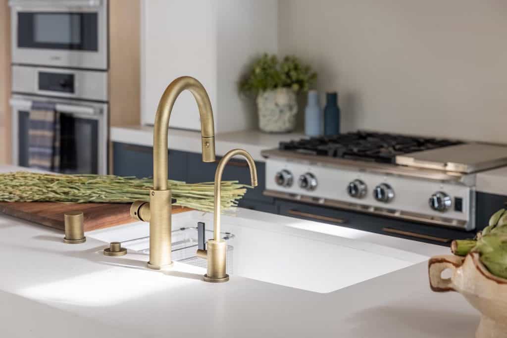 brushed_gold_faucet_kitchen_3