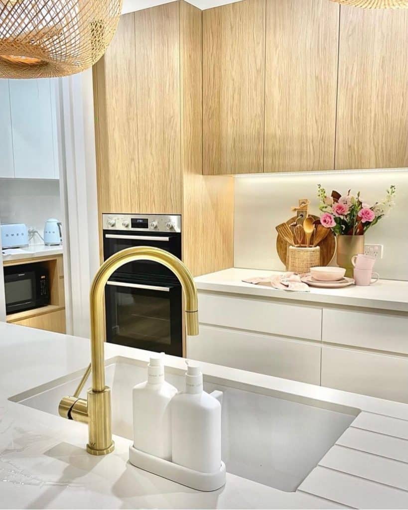 brushed_gold_faucet_kitchen_3