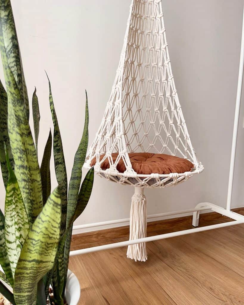 diy_macrame_cat_hammock_3