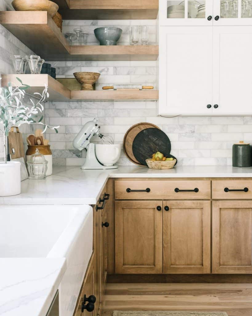 farmhouse_kitchen_beadboard_backsplash_1