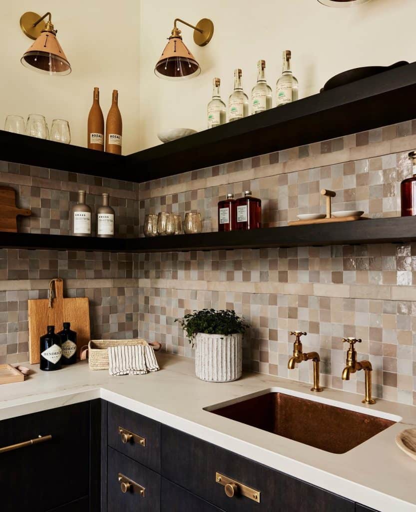 farmhouse_kitchen_with_floating_shelves_