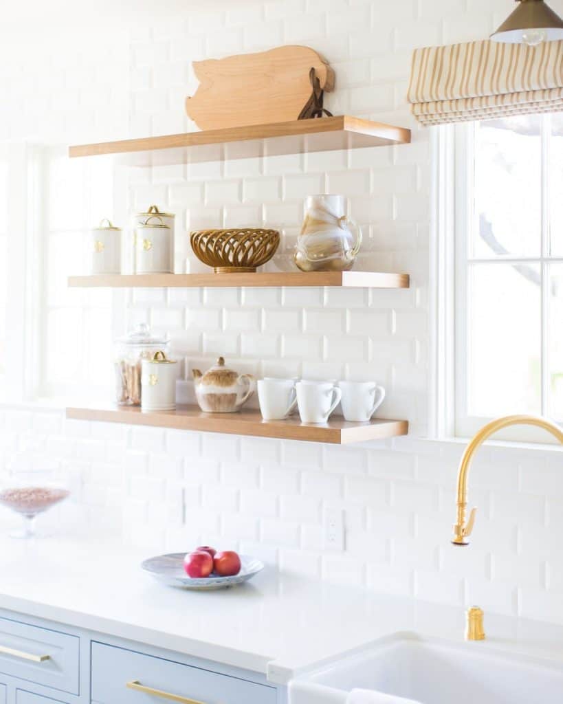 farmhouse_kitchen_with_floating_shelves_