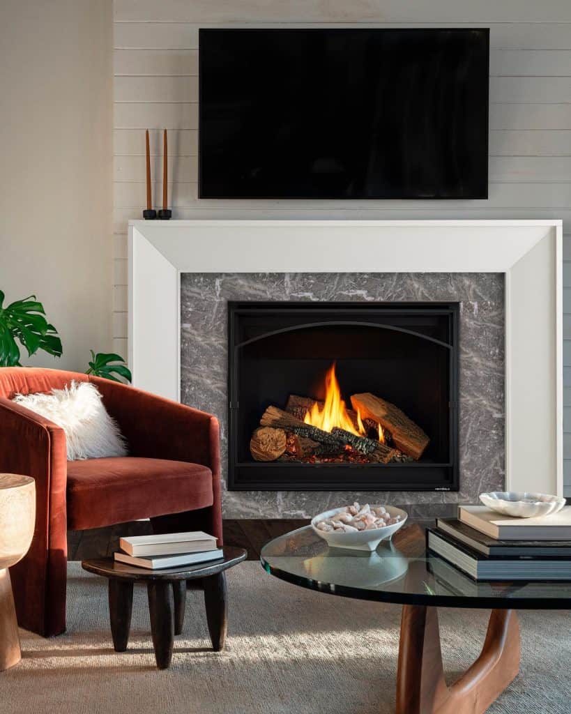 fireplace_with_built_ins_on_each_side_3