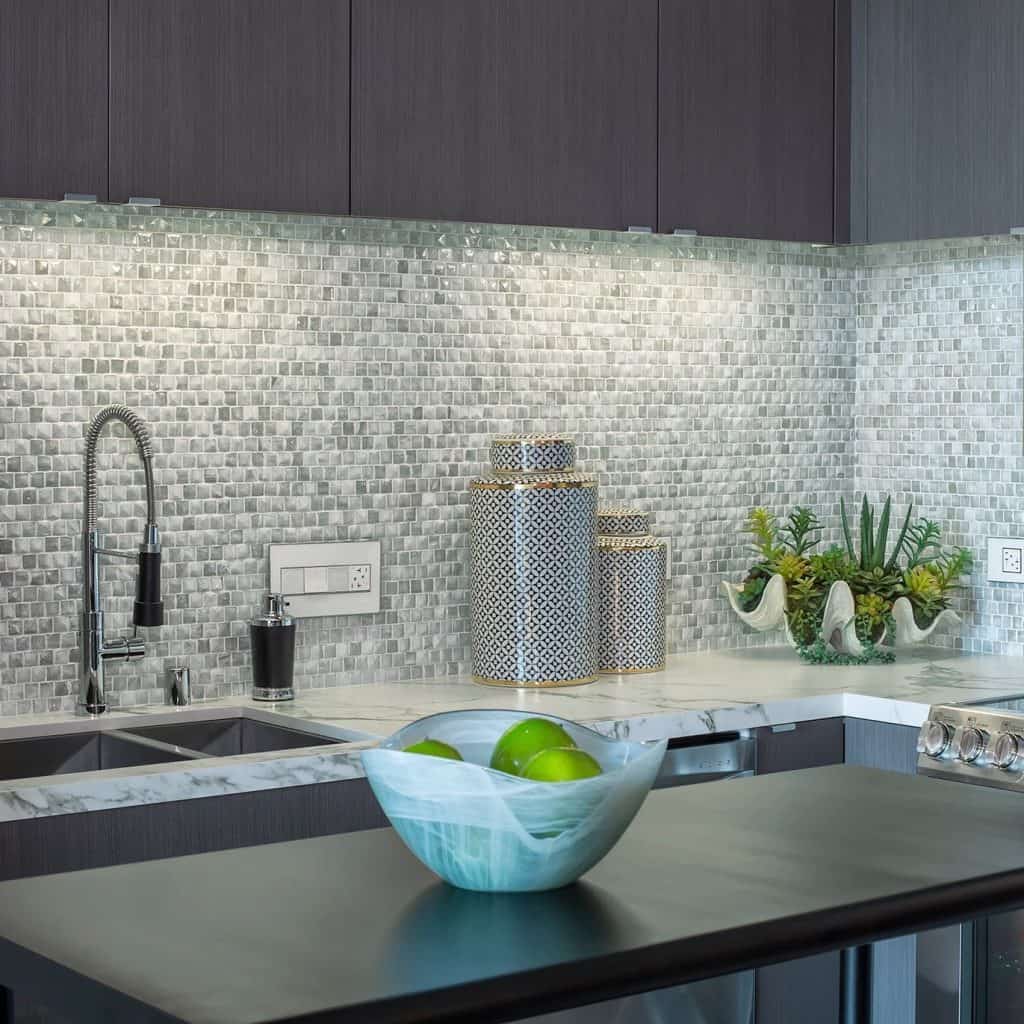 glass_subway_tile_backsplash_1