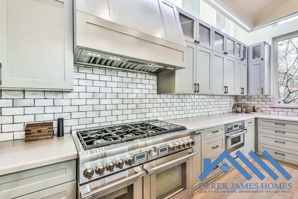 glass_tile_kitchen_backsplash_1