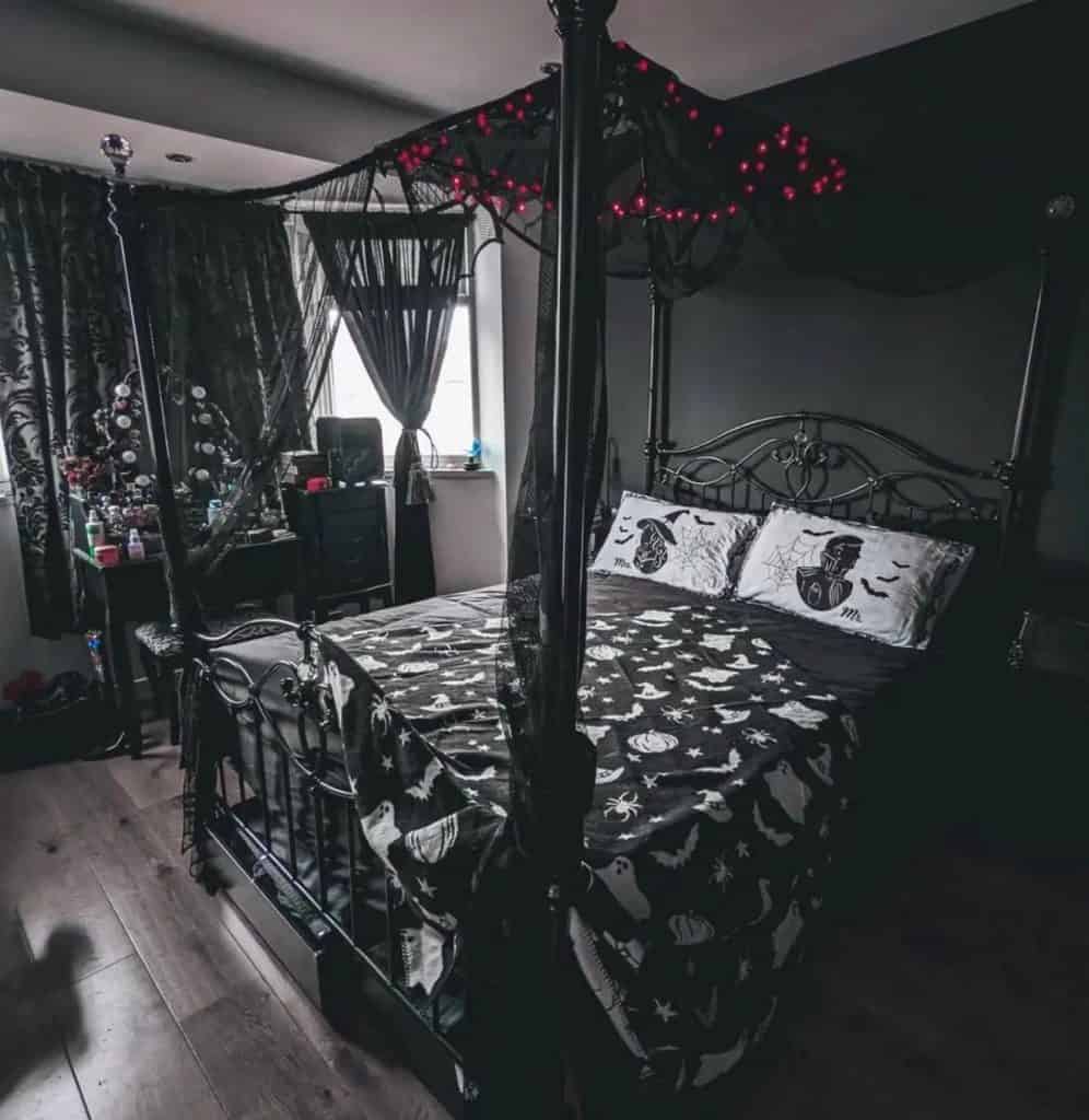 gothic_black_bedroom_