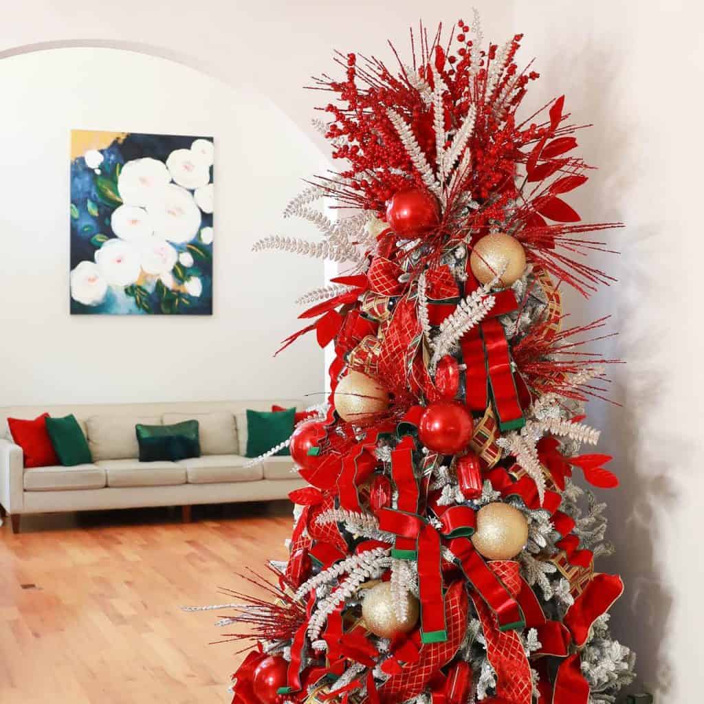 green_and_red_christmas_tree