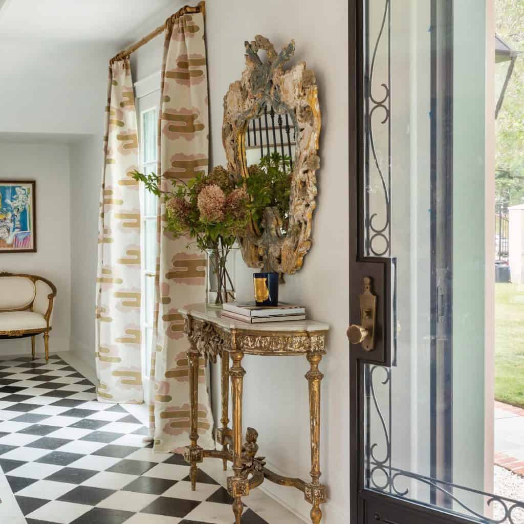 how_to_decorate_a_long_narrow_hallway_4