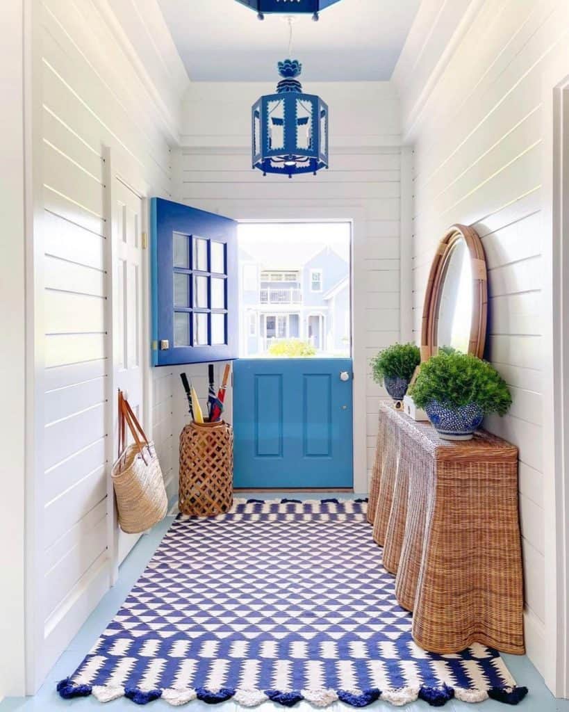 how_to_decorate_a_narrow_dark_hallway_4