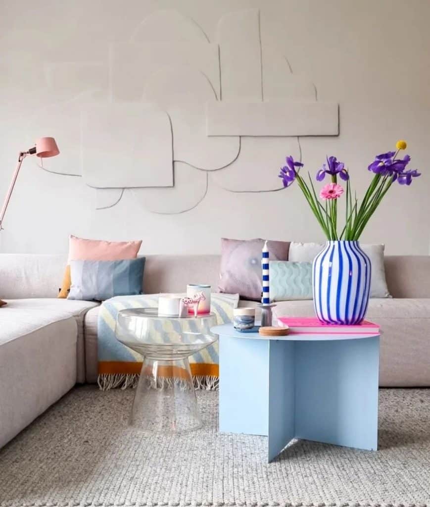 how_to_decorate_a_round_coffee_table_tray_2