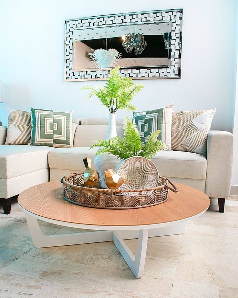 how_to_decorate_a_round_glass_coffee_table_2