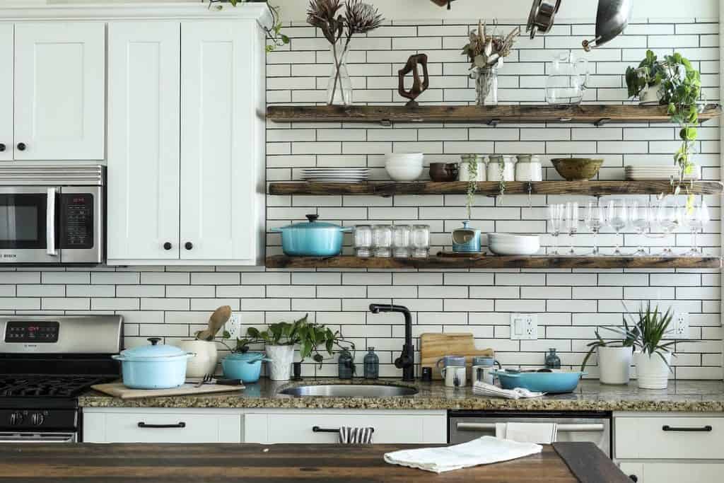 kitchen_backsplash_with_floating_shelves_