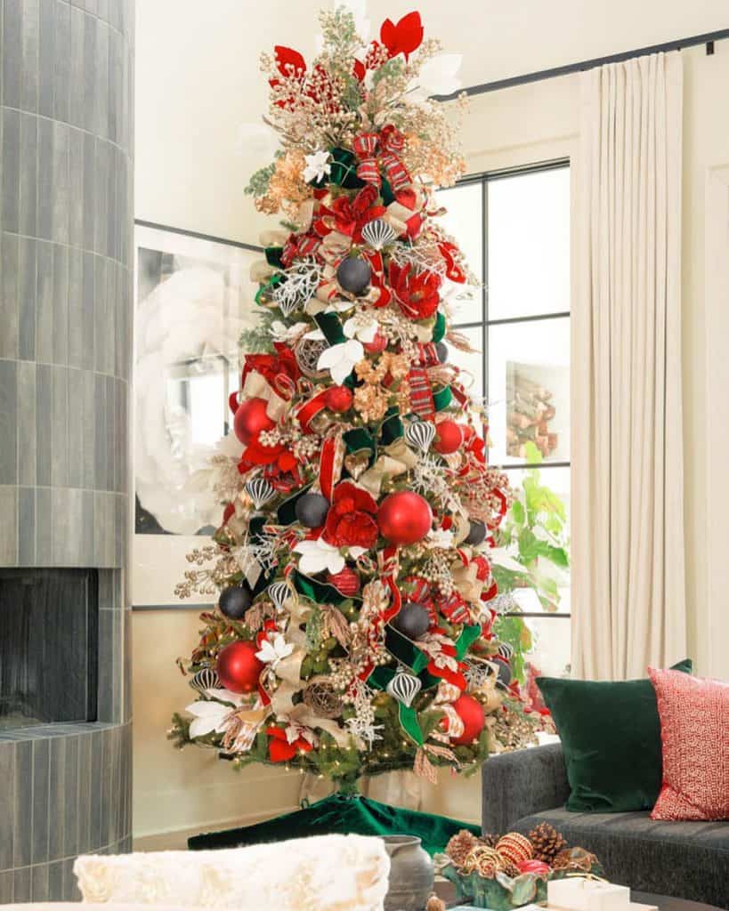 red_and_green_christmas_tree_decorations_