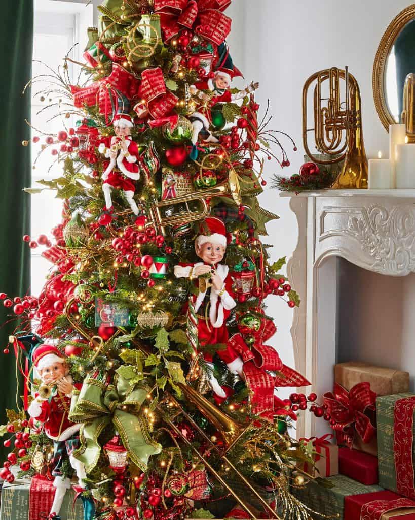 red_and_green_christmas_tree_decorations