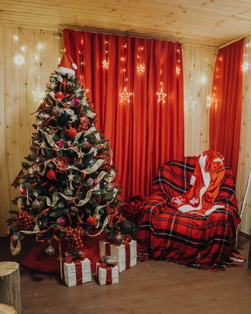 red_and_green_christmas_tree_ideas