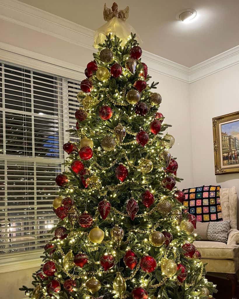 red_white_and_green_christmas_tree