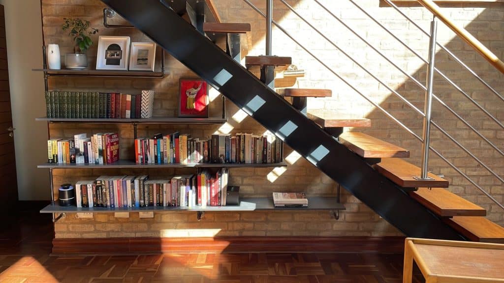 stairway_short_black_bookshelf_1