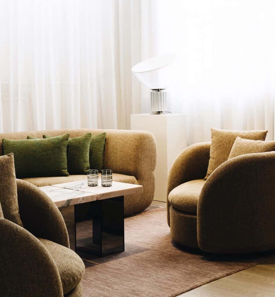 what_color_throw_pillows_for_brown_couch_