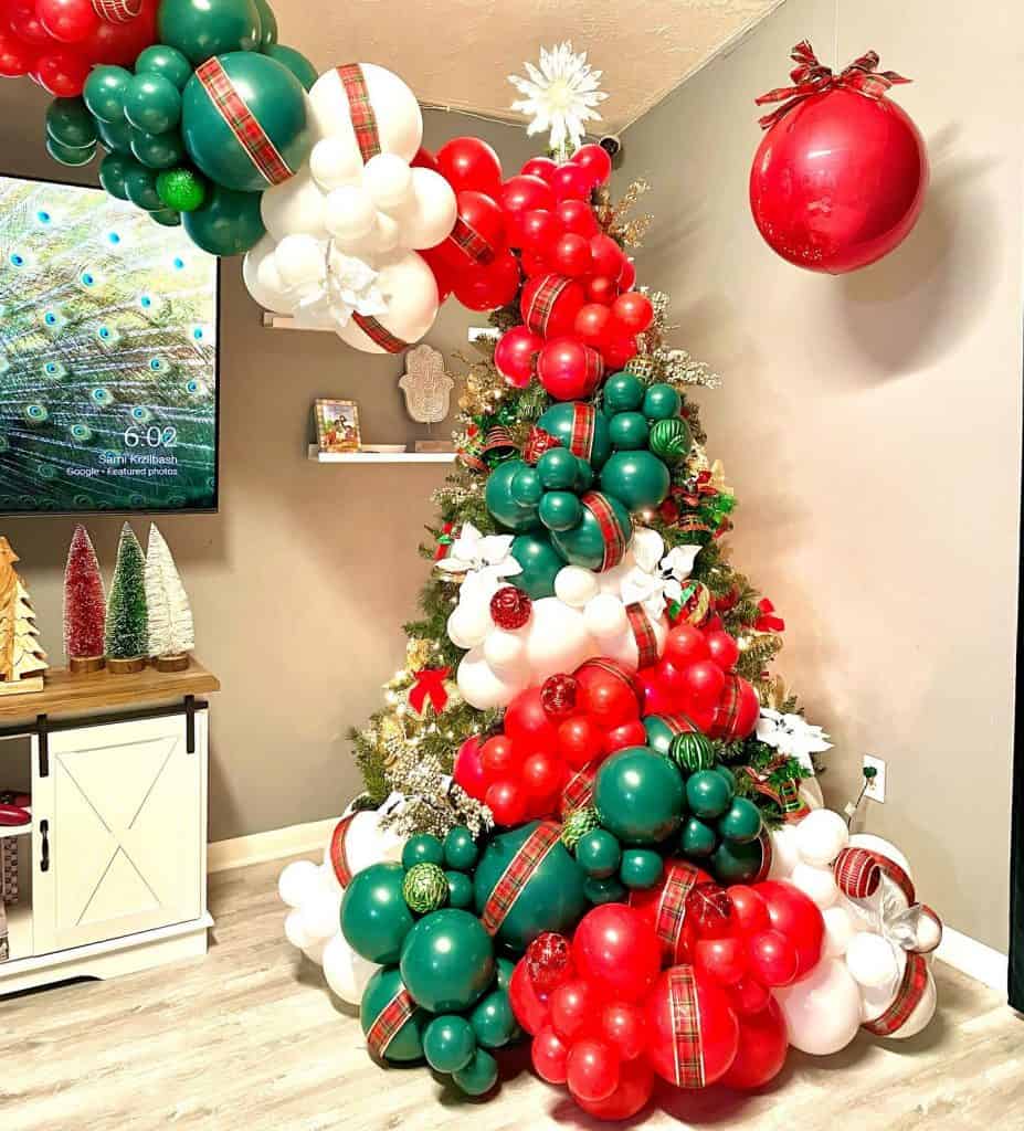 white_christmas_tree_with_red_and_green_decorations_