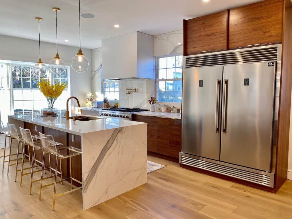 A_Contemporary_Kitchen_Featuring_a_Stunn_1