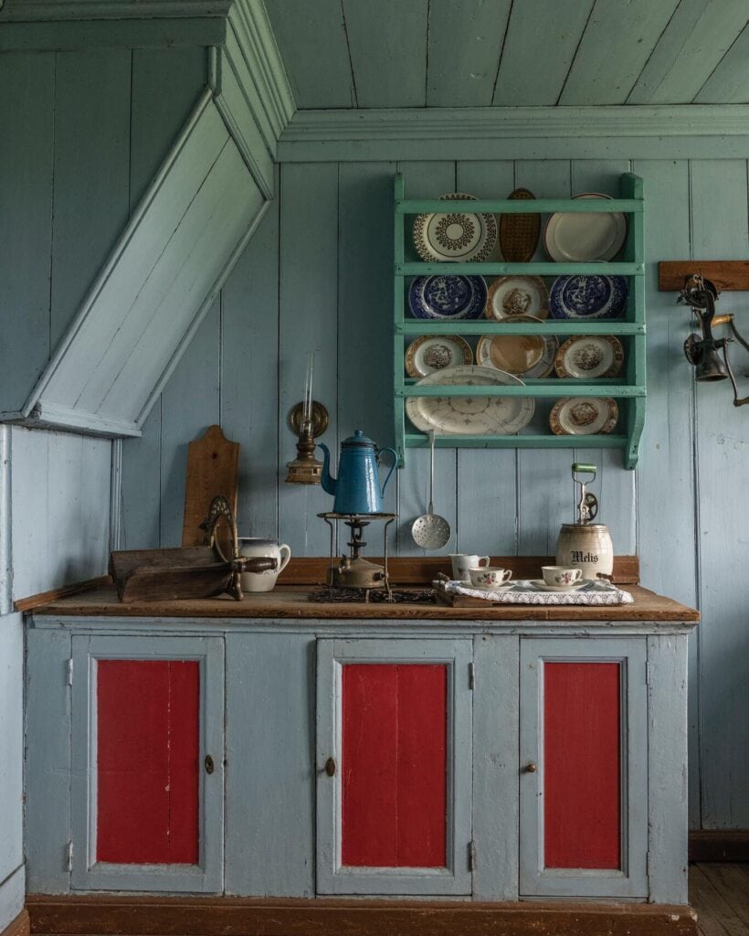 Rustic_blue_kitchen_cabinets_with_vibran_2