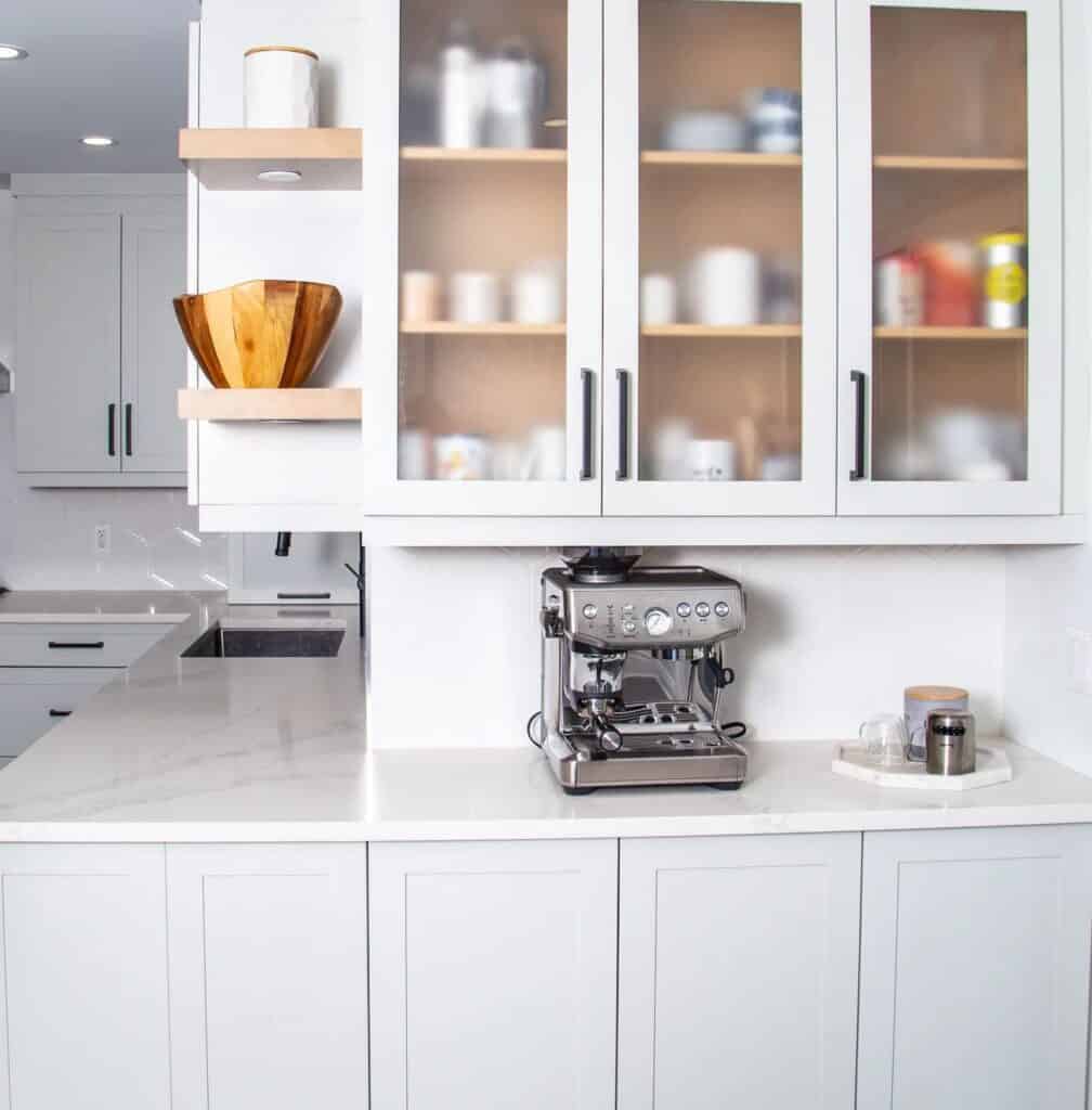 White_Kitchen_Cabinets_with_Glass_Doors__1