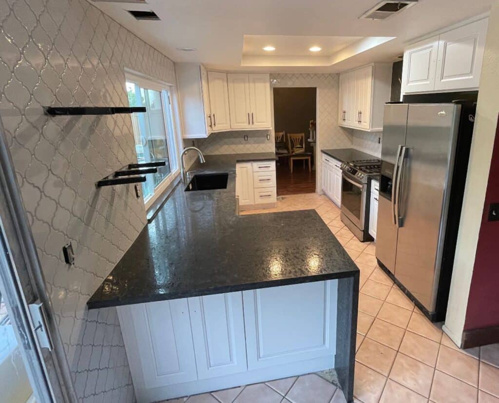 black_countertops_white_cabinets_2