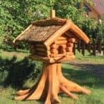 decorate_tree_stumps_in_garden