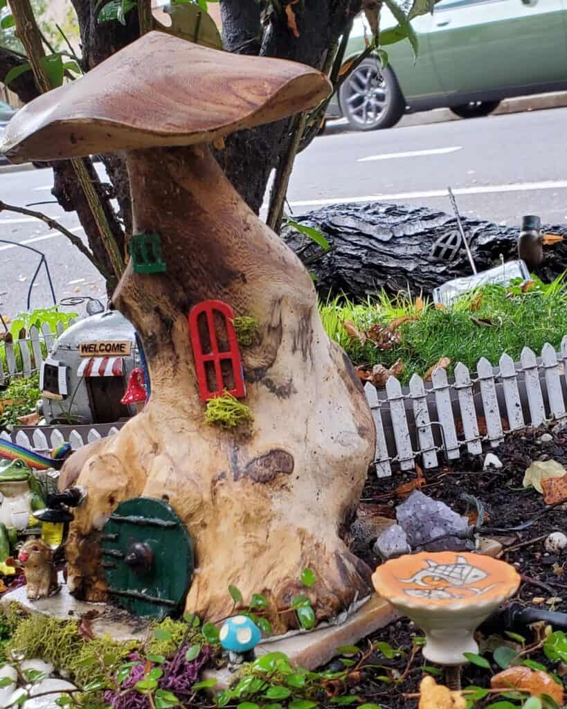 decorating_a_tree_stump_for_a_garden_
