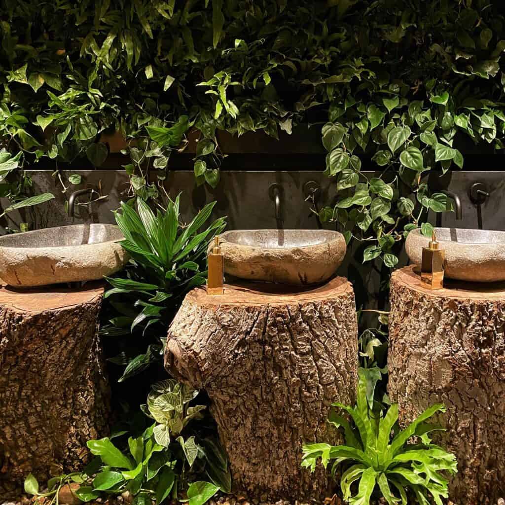 decorating_a_tree_stump_for_a_garden