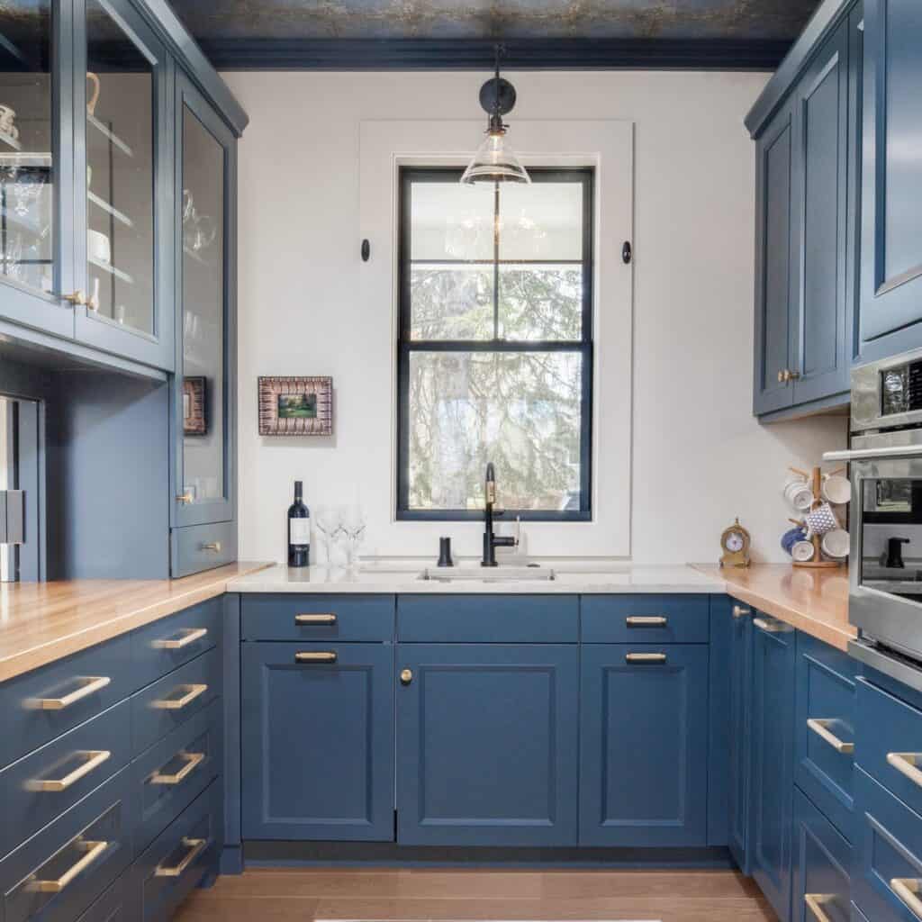 farmhouse_blue_kitchen_cabinets_2