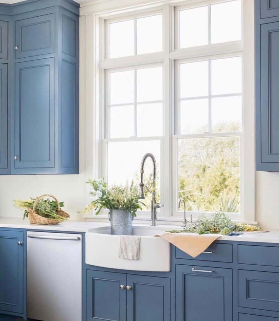 modern_navy_blue_kitchen_cabinets_2