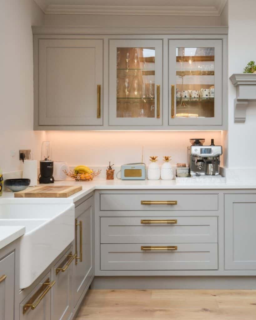 upper_kitchen_cabinets_with_glass_doors_on_both_sides_1